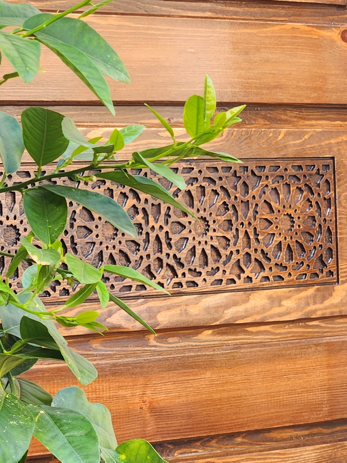 Moucharabieh sculpté dans le bois blond