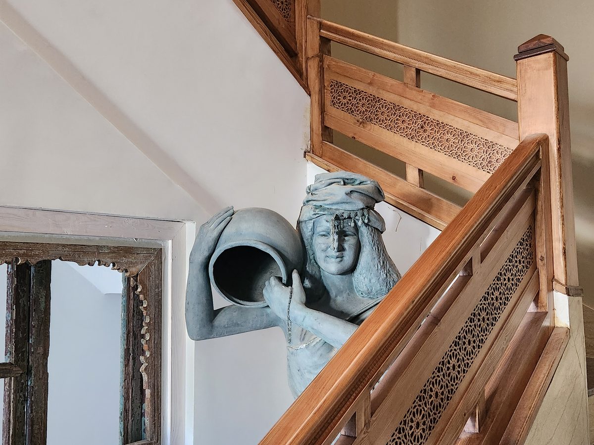La porteuse d'eau, gardienne de l'escalier