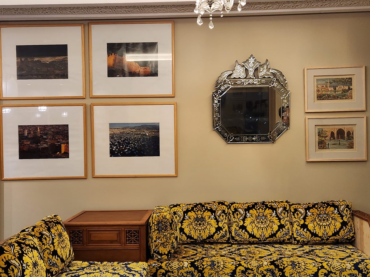 Le salon-galerie — photographies et aquarelles anciennes