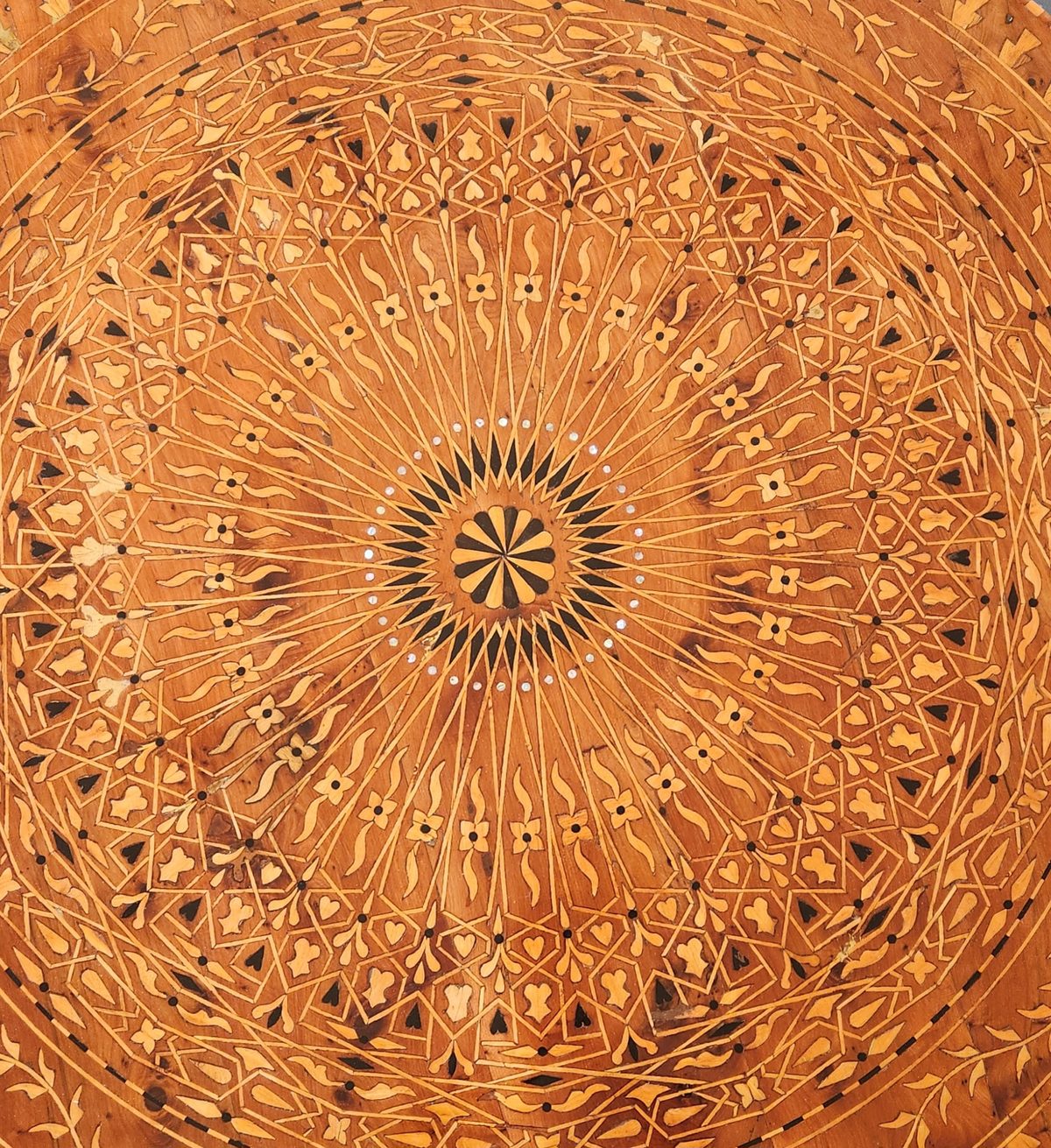 La rosace de thuya et de nacre — marqueterie de maâlem