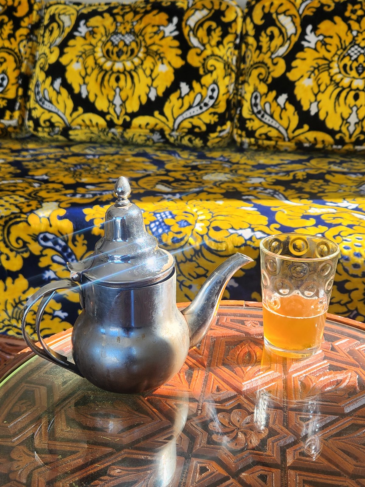 Le thé de l'arrivée — salon marocain, argent et brocart
